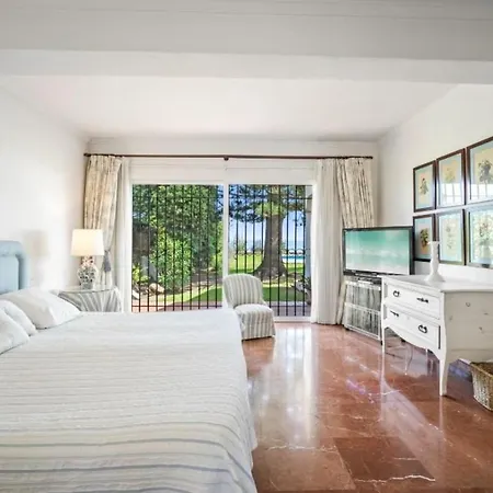 Villa Frontline In Estepona
