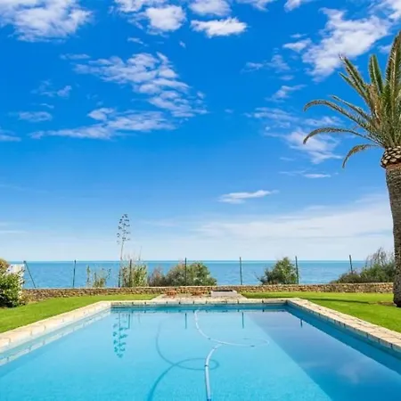 Villa Frontline In Estepona