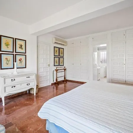 Villa Frontline In Estepona